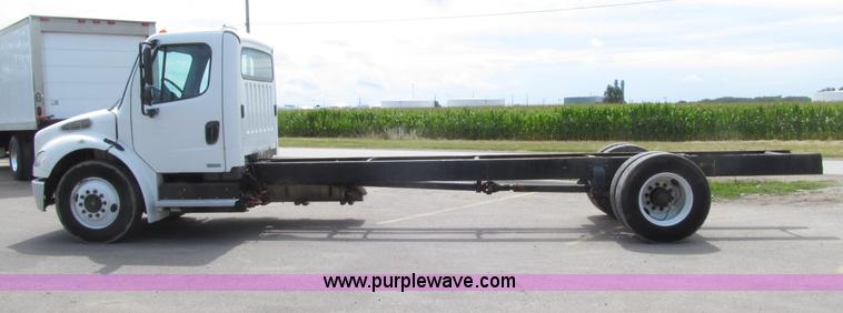 image for item D7463 2005 Freightliner Business Class M2 truck cab and chassis