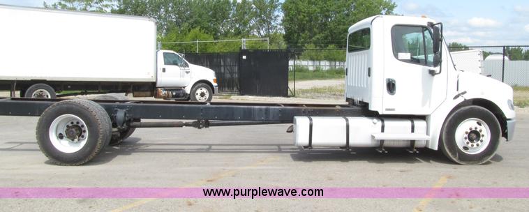 image for item D7463 2005 Freightliner Business Class M2 truck cab and chassis