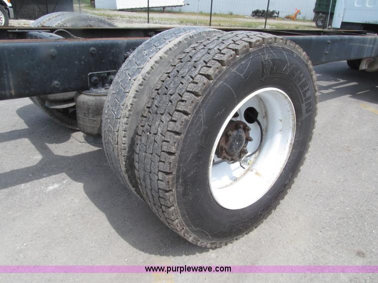 image for item D7463 2005 Freightliner Business Class M2 truck cab and chassis