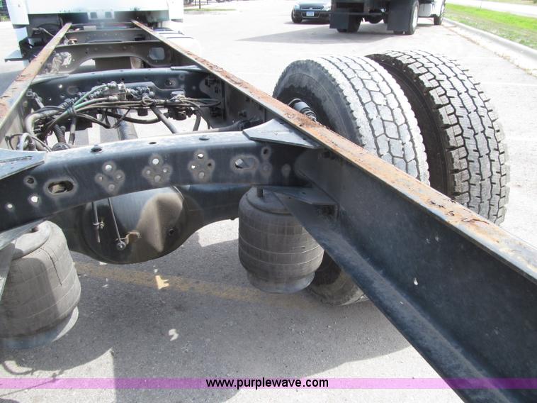 image for item D7463 2005 Freightliner Business Class M2 truck cab and chassis