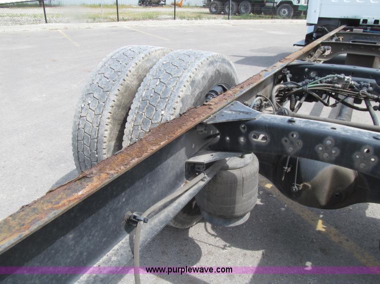 image for item D7463 2005 Freightliner Business Class M2 truck cab and chassis