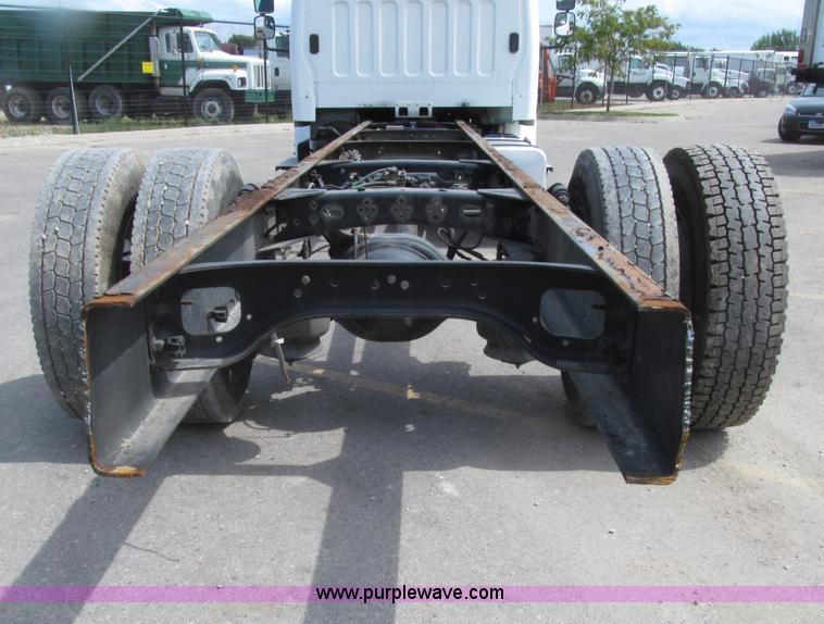 image for item D7463 2005 Freightliner Business Class M2 truck cab and chassis