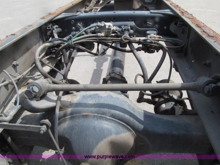 image for item D7463 2005 Freightliner Business Class M2 truck cab and chassis