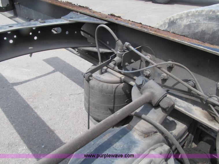 image for item D7463 2005 Freightliner Business Class M2 truck cab and chassis