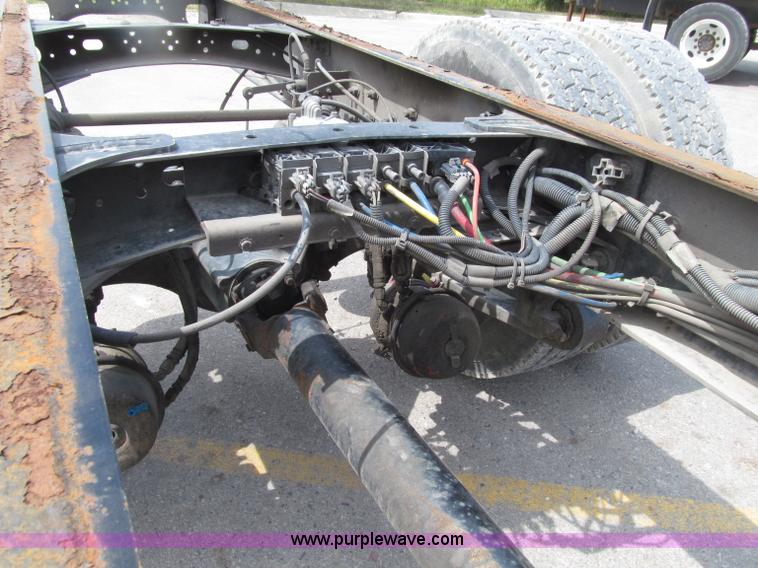 image for item D7463 2005 Freightliner Business Class M2 truck cab and chassis