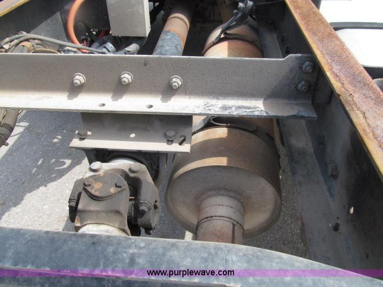 image for item D7463 2005 Freightliner Business Class M2 truck cab and chassis