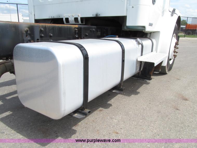 image for item D7463 2005 Freightliner Business Class M2 truck cab and chassis