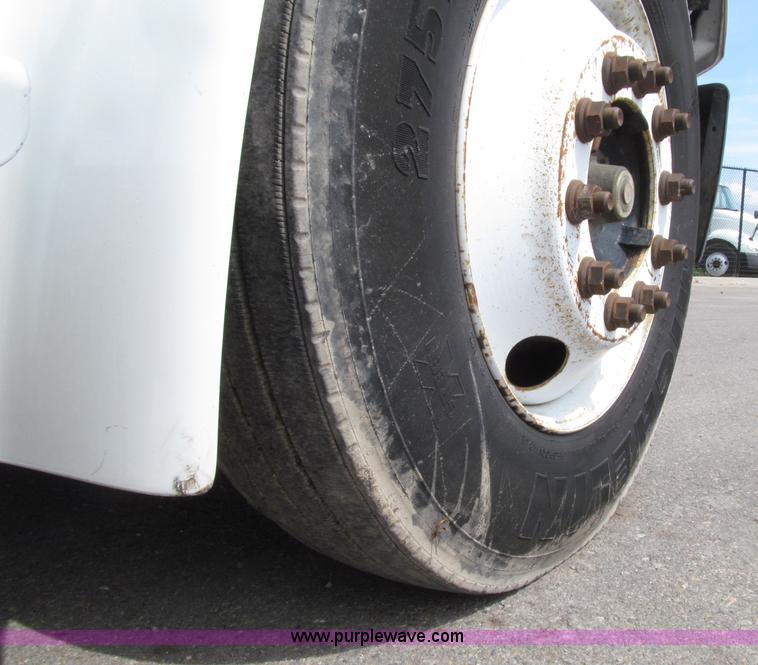 image for item D7463 2005 Freightliner Business Class M2 truck cab and chassis