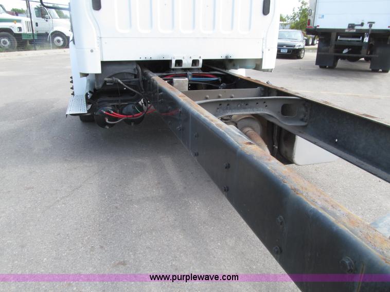 image for item D7463 2005 Freightliner Business Class M2 truck cab and chassis