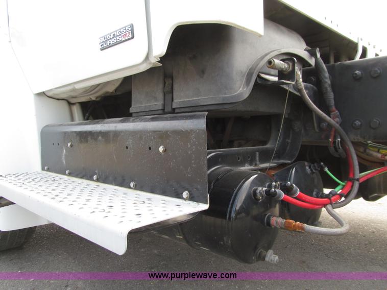 image for item D7463 2005 Freightliner Business Class M2 truck cab and chassis