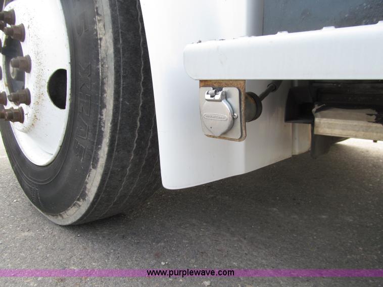 image for item D7463 2005 Freightliner Business Class M2 truck cab and chassis