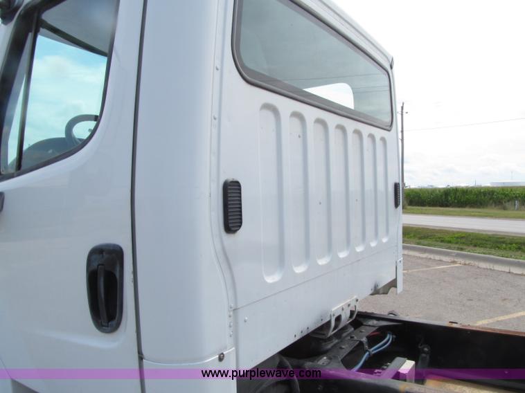 image for item D7463 2005 Freightliner Business Class M2 truck cab and chassis