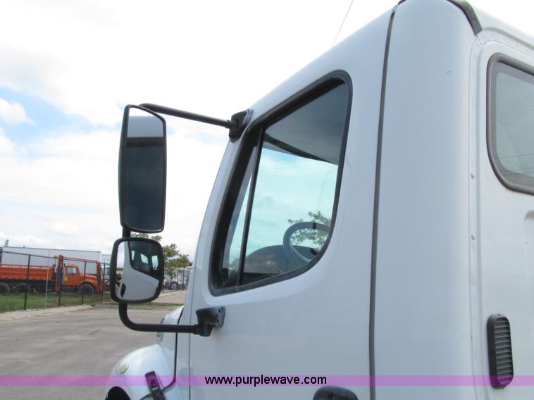 image for item D7463 2005 Freightliner Business Class M2 truck cab and chassis