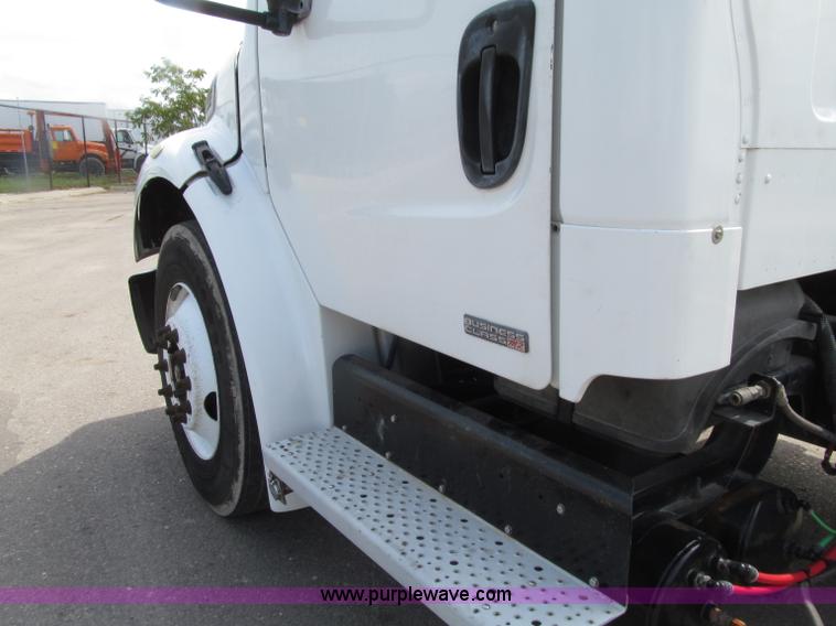 image for item D7463 2005 Freightliner Business Class M2 truck cab and chassis