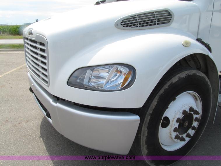 image for item D7463 2005 Freightliner Business Class M2 truck cab and chassis