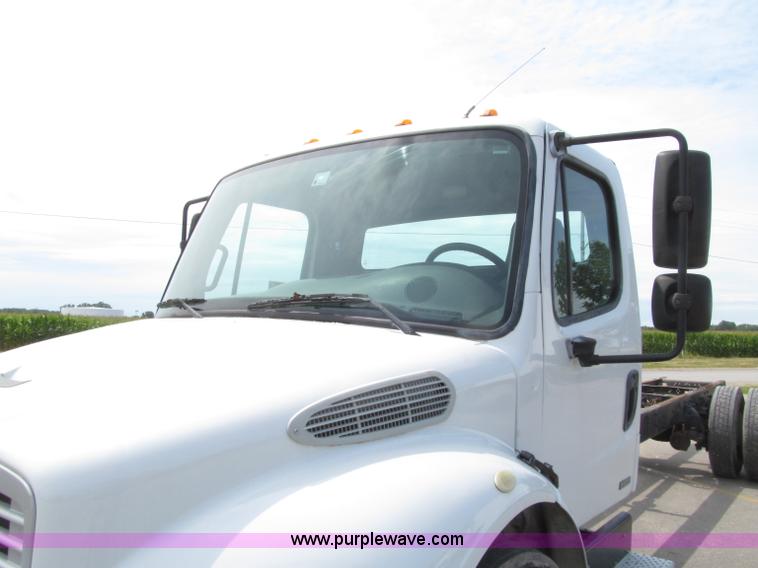 image for item D7463 2005 Freightliner Business Class M2 truck cab and chassis