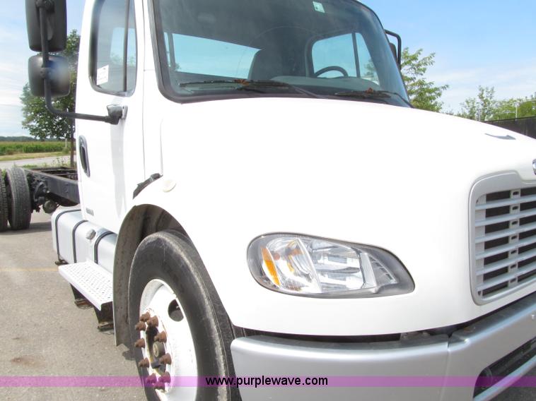 image for item D7463 2005 Freightliner Business Class M2 truck cab and chassis