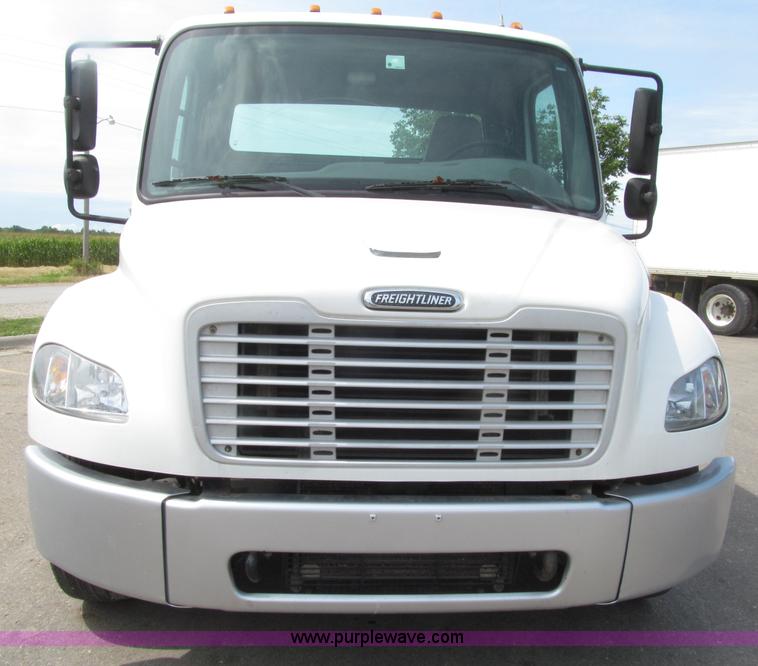image for item D7463 2005 Freightliner Business Class M2 truck cab and chassis
