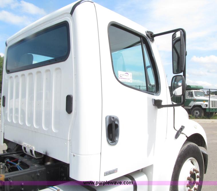 image for item D7463 2005 Freightliner Business Class M2 truck cab and chassis
