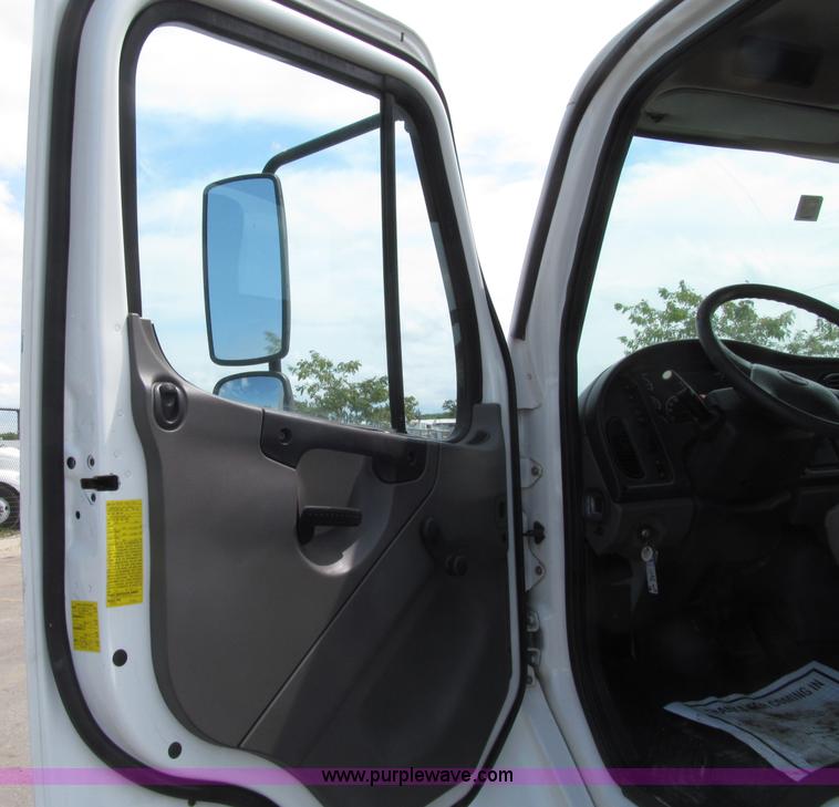 image for item D7463 2005 Freightliner Business Class M2 truck cab and chassis