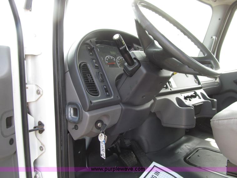 image for item D7463 2005 Freightliner Business Class M2 truck cab and chassis