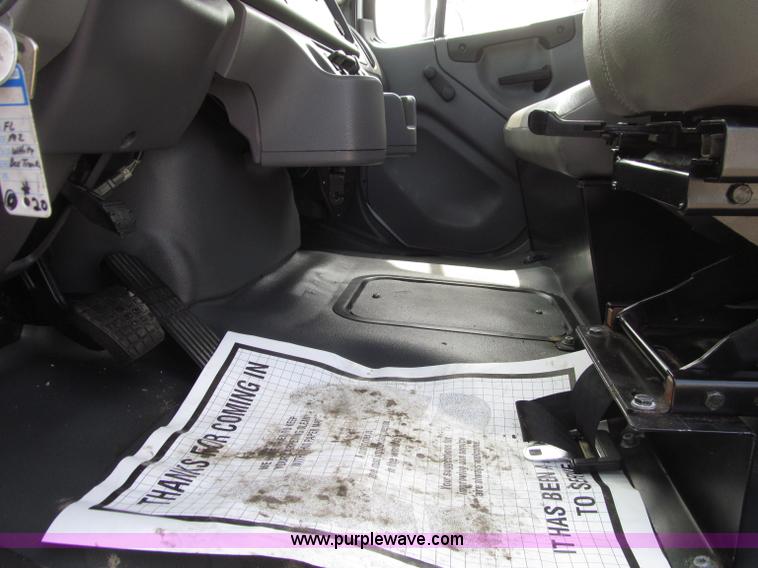 image for item D7463 2005 Freightliner Business Class M2 truck cab and chassis