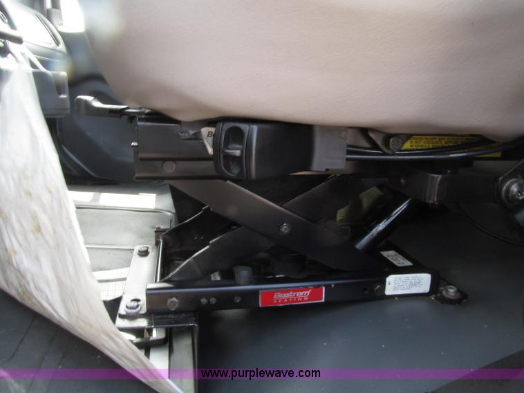 image for item D7463 2005 Freightliner Business Class M2 truck cab and chassis