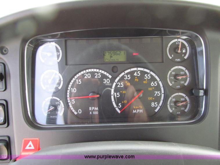 image for item D7463 2005 Freightliner Business Class M2 truck cab and chassis