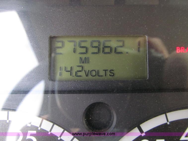 image for item D7463 2005 Freightliner Business Class M2 truck cab and chassis