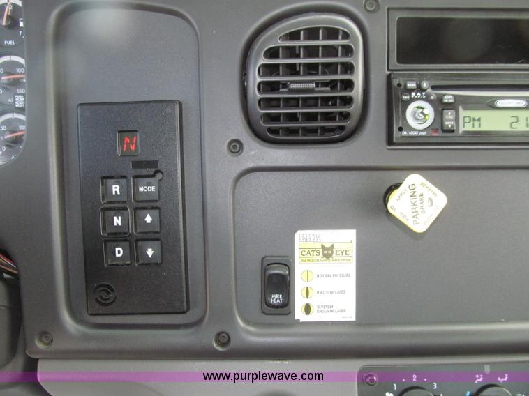 image for item D7463 2005 Freightliner Business Class M2 truck cab and chassis