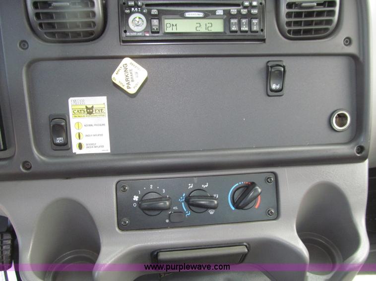 image for item D7463 2005 Freightliner Business Class M2 truck cab and chassis