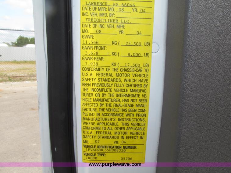 image for item D7463 2005 Freightliner Business Class M2 truck cab and chassis