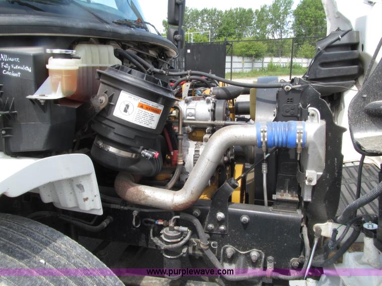 image for item D7463 2005 Freightliner Business Class M2 truck cab and chassis