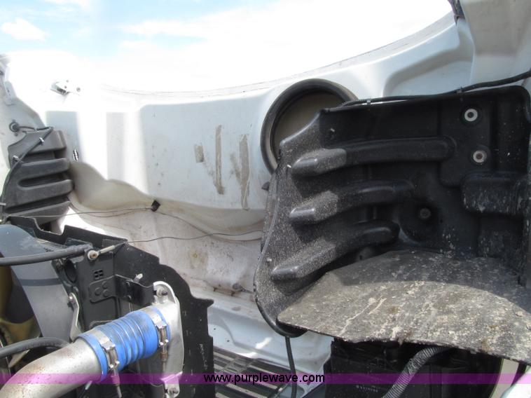 image for item D7463 2005 Freightliner Business Class M2 truck cab and chassis