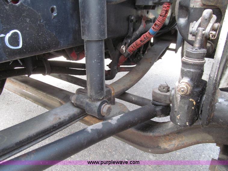 image for item D7463 2005 Freightliner Business Class M2 truck cab and chassis