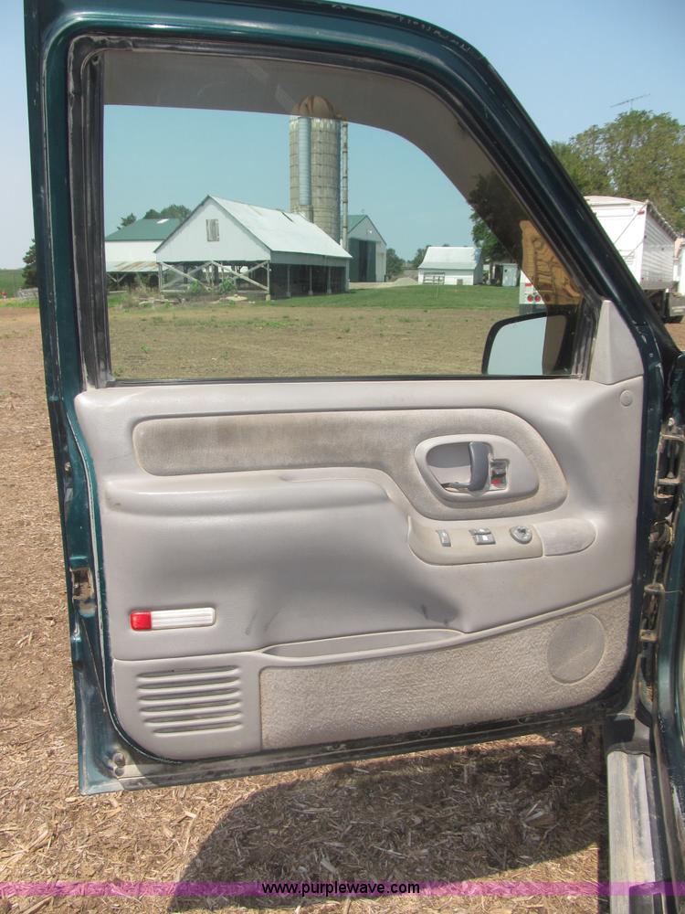 image for item F7078 1998 Chevrolet Silverado 3500 pickup truck