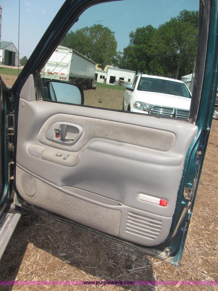 image for item F7078 1998 Chevrolet Silverado 3500 pickup truck