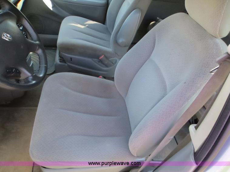 image for item F8001 2006 Dodge Grand Caravan SXT van