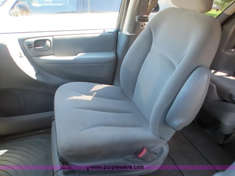 image for item F8001 2006 Dodge Grand Caravan SXT van