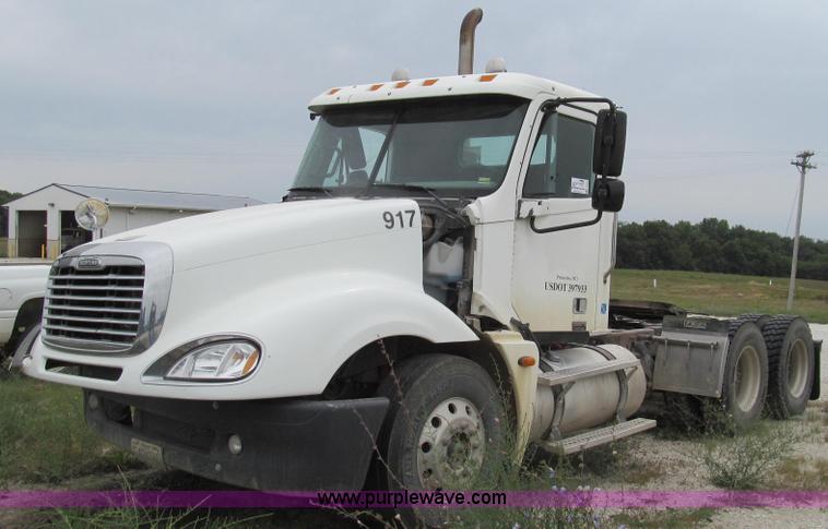 image for item G2065 2005 Freightliner Columbia CL120 semi truck