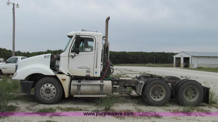 image for item G2065 2005 Freightliner Columbia CL120 semi truck