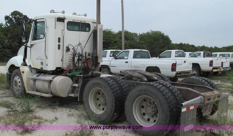 image for item G2065 2005 Freightliner Columbia CL120 semi truck