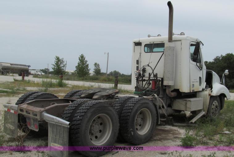 image for item G2065 2005 Freightliner Columbia CL120 semi truck