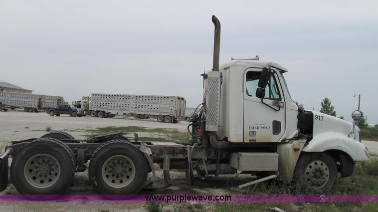 image for item G2065 2005 Freightliner Columbia CL120 semi truck