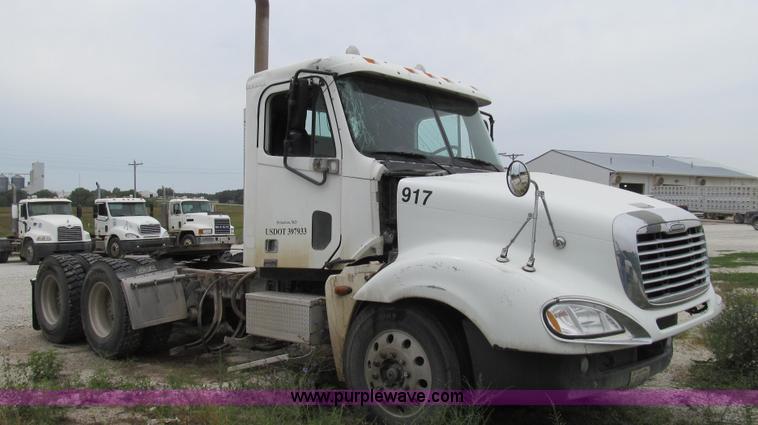 image for item G2065 2005 Freightliner Columbia CL120 semi truck