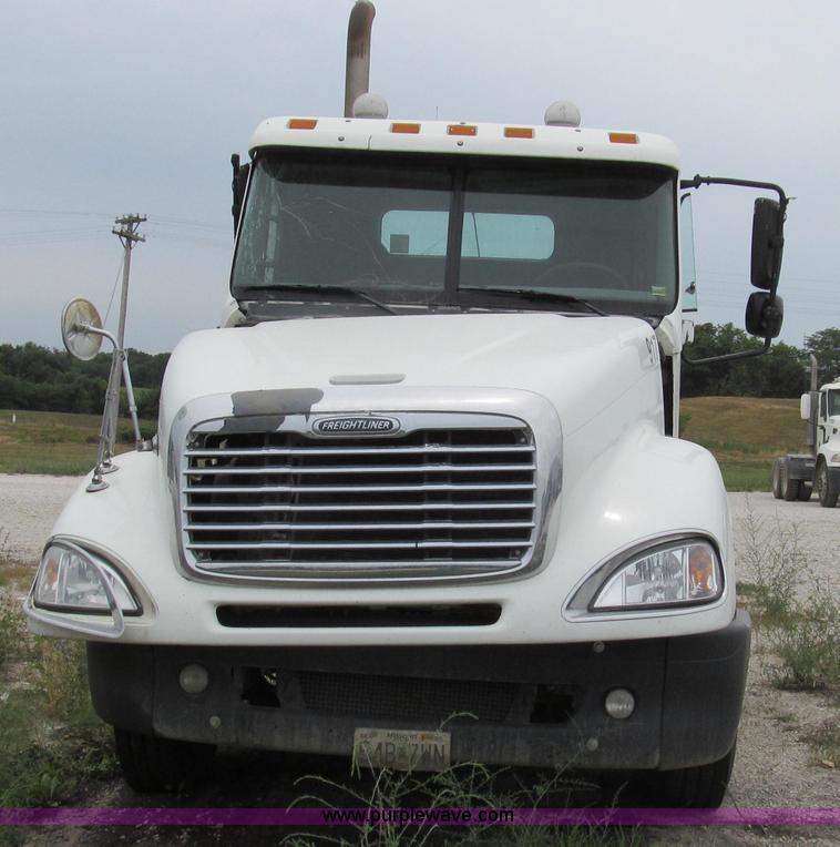 image for item G2065 2005 Freightliner Columbia CL120 semi truck