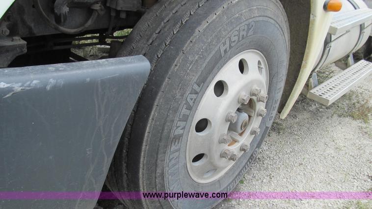 image for item G2065 2005 Freightliner Columbia CL120 semi truck