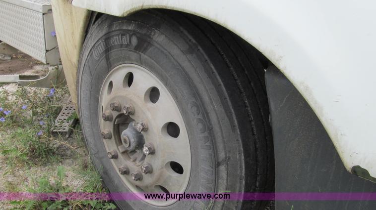 image for item G2065 2005 Freightliner Columbia CL120 semi truck