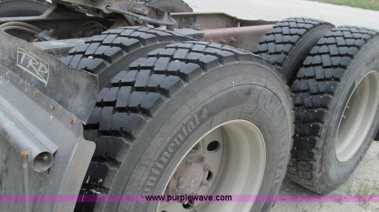 image for item G2065 2005 Freightliner Columbia CL120 semi truck