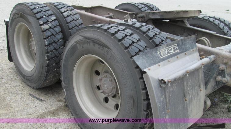 image for item G2065 2005 Freightliner Columbia CL120 semi truck